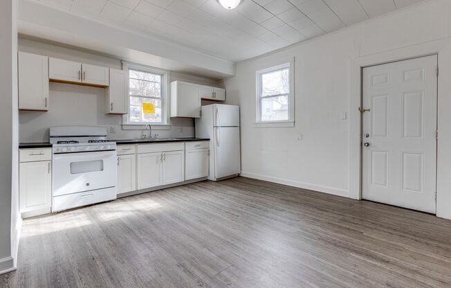 Available NOW- Charming 4 Bedroom 1.5 bath Townhouse in the Heart of Mt. Oliver!