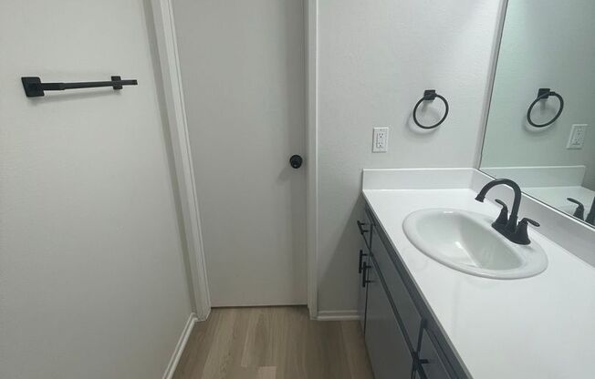 1 bed, 1 bath, 696 sqft, $1,950, Unit 17