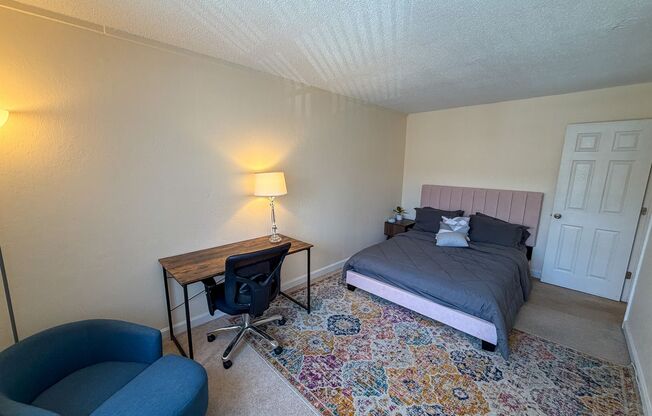 2 beds, 1 bath, $1,200, Unit Unit J-22