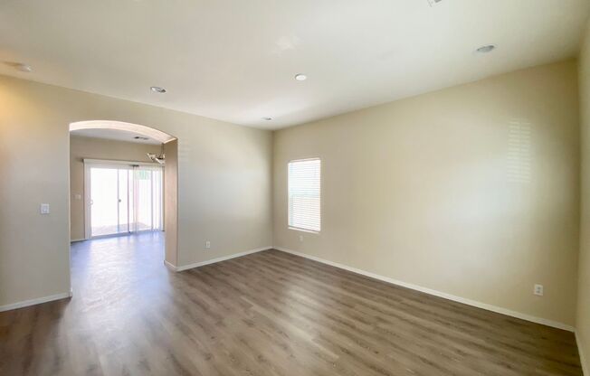 BEAUTIFUL HOME WITH 4BD 2.5 BA. HARDWOOD FLOORS. GREAT LOCATION NEAR LAS VEGAS PREMIUM OUTLETS AND TOWN SQUARE, 5 MINUTES AWAY FROM I-15 FREEWAY, 2 MINUTES AWAY FROM 215 FREEWAY.