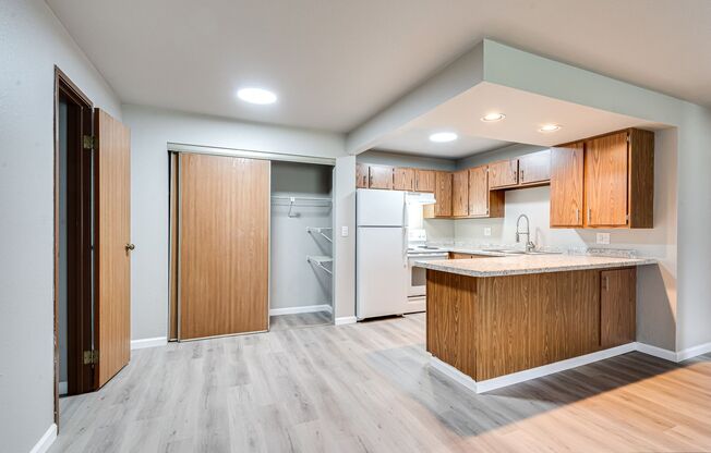 2 beds, 1 bath, 850 sqft, $999, Unit B202