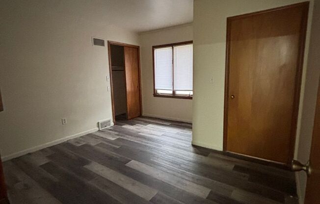 4 beds, 1.5 baths, $1,295, Unit Main floor