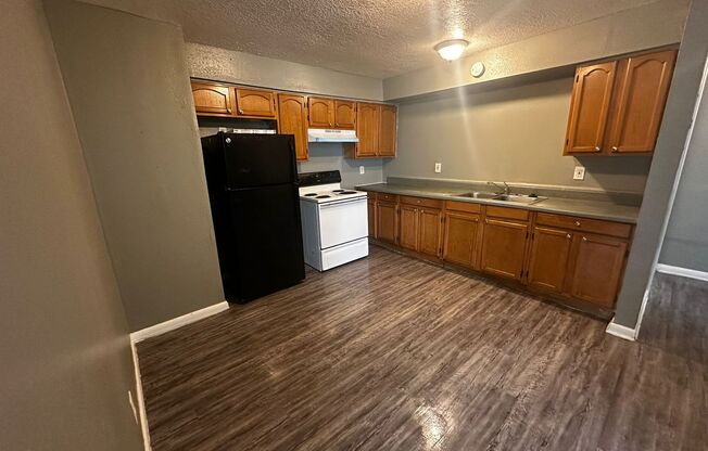 3 beds, 1 bath, 910 sqft, $1,600, Unit B