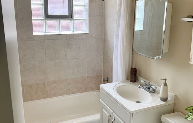 2 beds, 1 bath, 900 sqft, $1,550, Unit 440-11