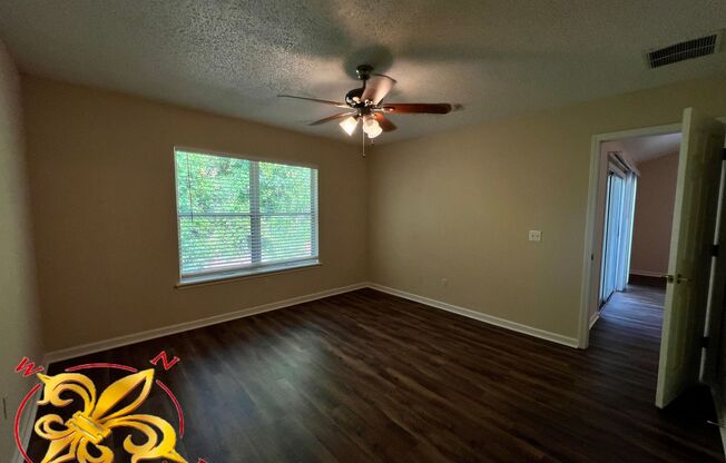 $1595 3/2 - K- Section Great Location Off 100 and Close to Everything!