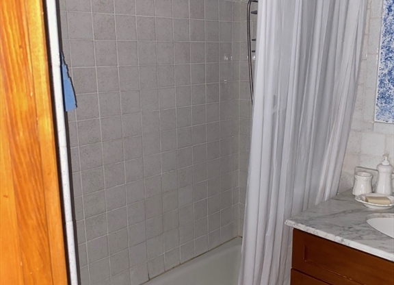 1 bed, 1 bath, 590 sqft, $3,500, Unit 17J