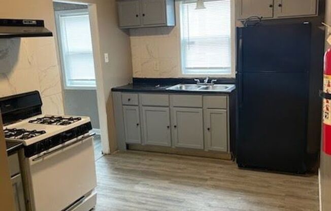 2 beds, 1 bath, $1,100