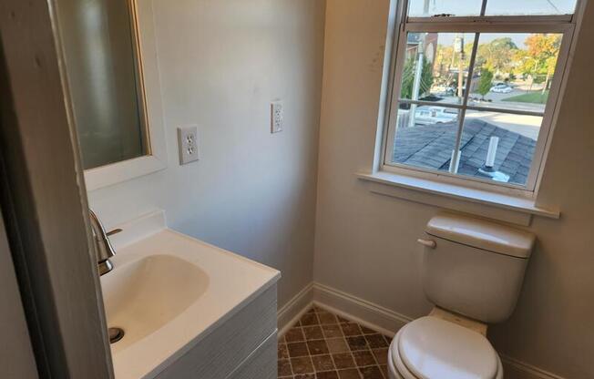1048 1/2 HIGH ST