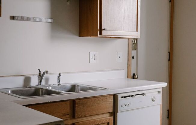 3 beds, 1 bath, 1,086 sqft, $1,595, Unit 307-15