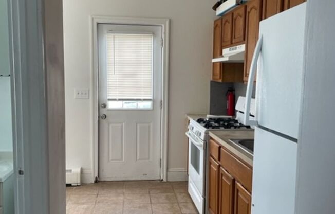 1 bed, 1 bath, $1,800, Unit Apt 4 - 24 Bay Ave