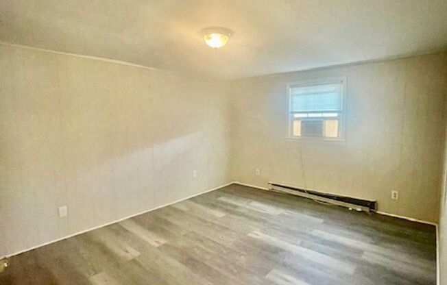 2 beds, 1 bath, $1,200, Unit B