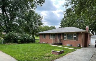 5Bed/2Bath In Central Lincoln!