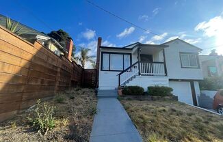 SPACIOUS 2 BEDROOM HOUSE IN OAKLAND!