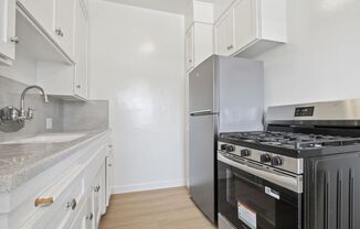 419 Raymond Ave - steps to the beach and Main St!