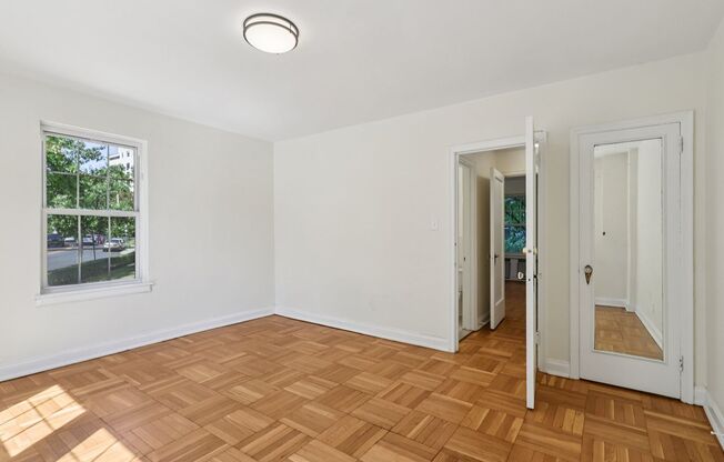 2 beds, 1 bath, 975 sqft, $1,900, Unit Royal York 102