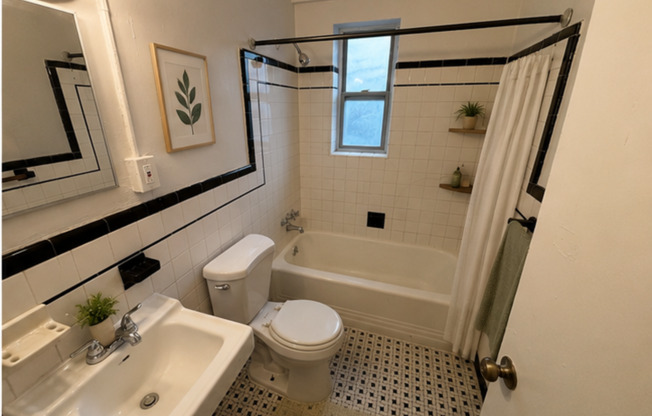 1 bed, 1 bath, 623 sqft, $900, Unit C33