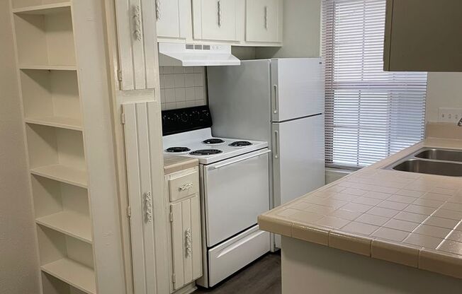1 bed, 1 bath, 650 sqft, $1,225, Unit SUX-118