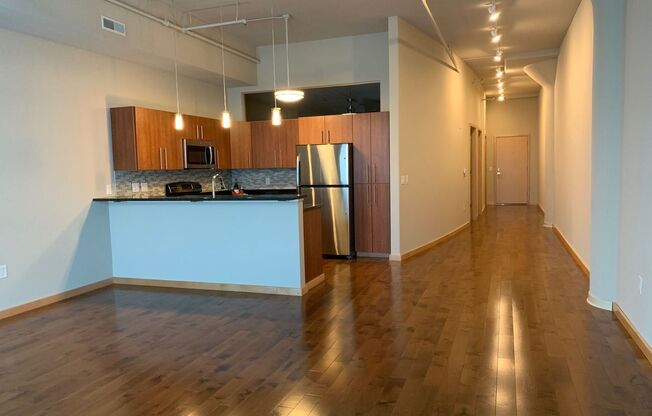 1 bed, 1 bath, 902 sqft, $1,975, Unit 511