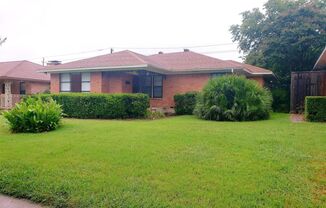 Cute 3-bedroom, 2-bath home with 2-car garage in Casa View