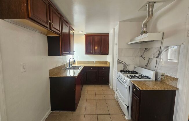 2 beds, 1 bath, 850 sqft, $2,395, Unit 1006 E. Elk Ave.