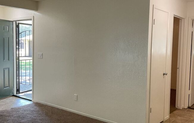 2 beds, 1 bath, 992 sqft, $1,250, Unit 4760-105