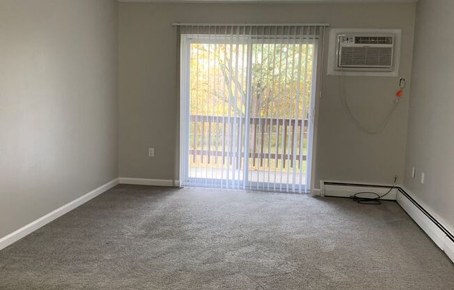 3 beds, 1 bath, 960 sqft, $1,200, Unit 410