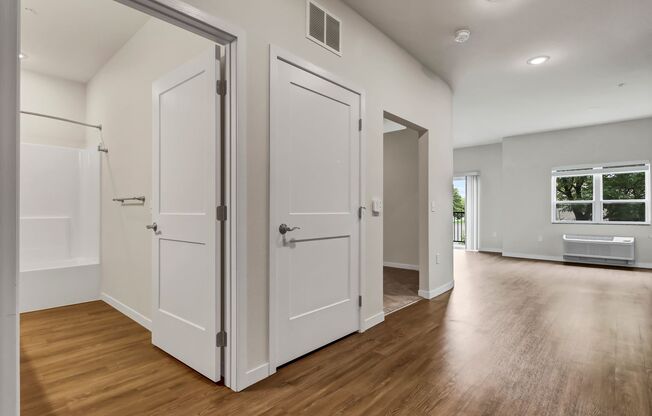 Studio, 1 bath, 678 sqft, $1,406, Unit 214