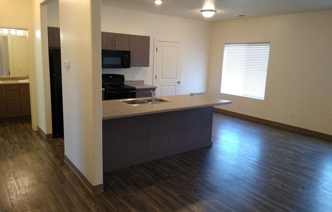 2 beds, 1 bath, 870 sqft, $1,225, Unit 16