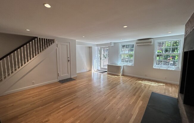 406 W 20 ST