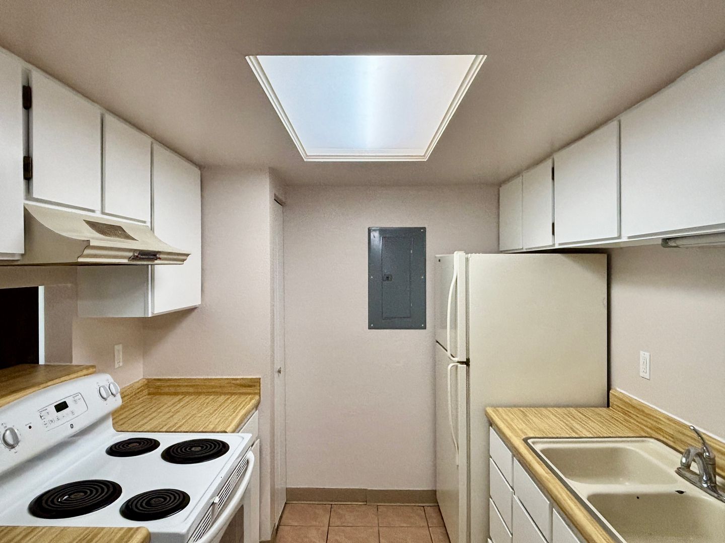 Updated 2 Bed/2 Bath Aurora Condo – Fireplace, Washer/Dryer, Community Perks!