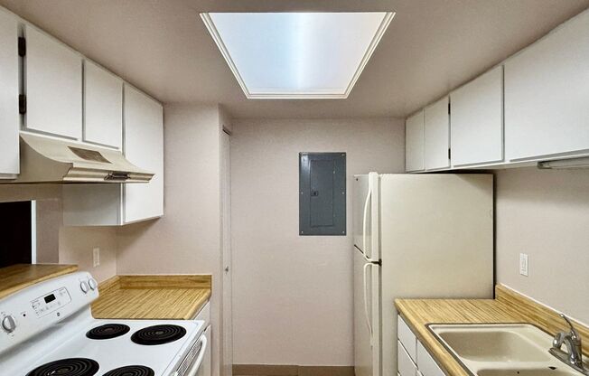 Updated 2 Bed/2 Bath Aurora Condo – Fireplace, Washer/Dryer, Community Perks!