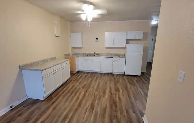 2 beds, 1 bath, $895, Unit B