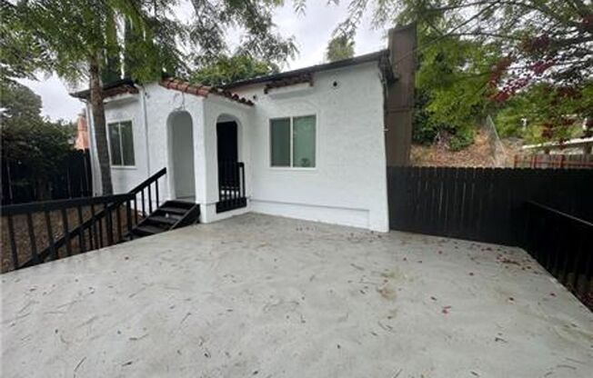 Secluded & Spacious La Mesa home available Now!