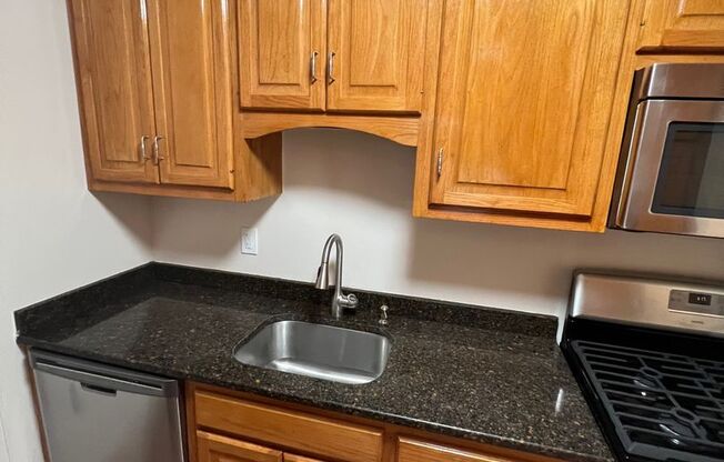 2 beds, 1 bath, 860 sqft, $1,895, Unit 2W