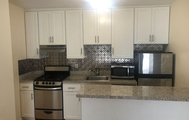 Updated 2 Bedroom/1 Bath in the Haight**Laundry**Stainless**Hardwood**Open Sat/Sun**