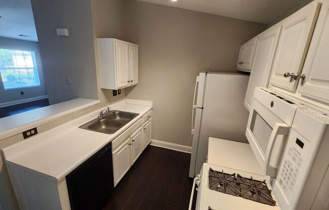 Charming 2 Bedroom / 2 Bathroom in Desirable Brookhaven Location!!