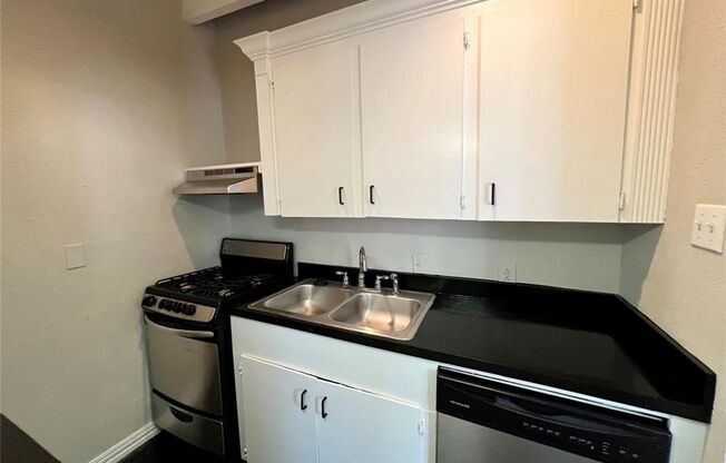 Studio, 1 bath, 500 sqft, $995, Unit 222