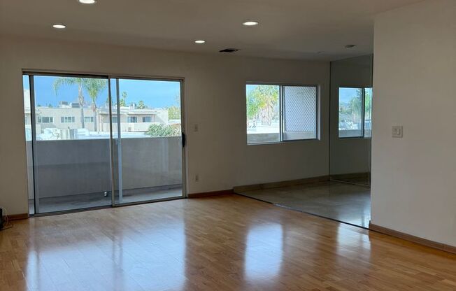 North Hollywood, 2br -2ba HOME