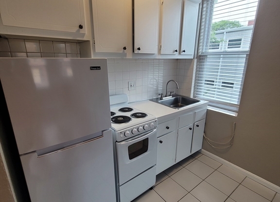 1 bed, 1 bath, $2,300, Unit BLD3-11