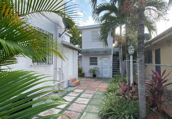 1664 SW 9 ST