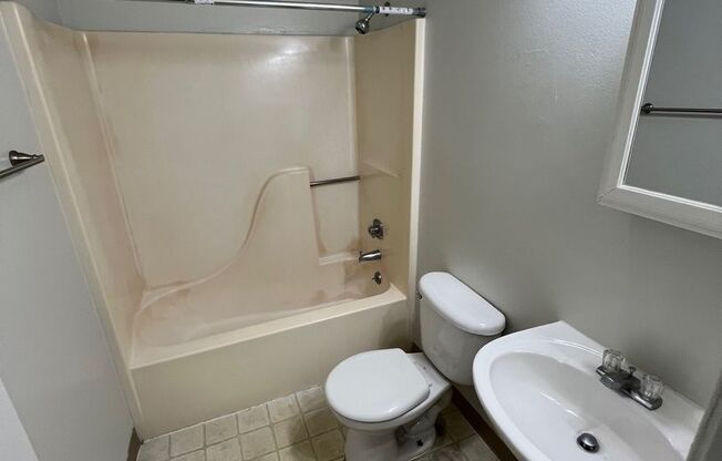 2 beds, 1 bath, $1,068, Unit 3819 Jones St #107