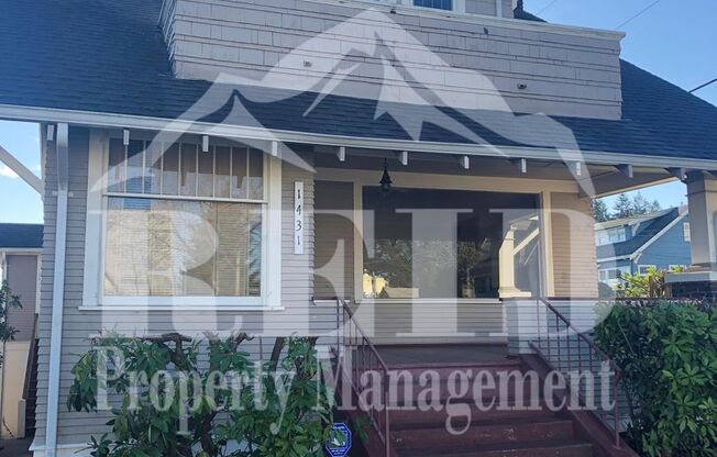 Large home/3bed 3 bath with bonus/office room just outside of PSNS and close to Bremerton Ferry