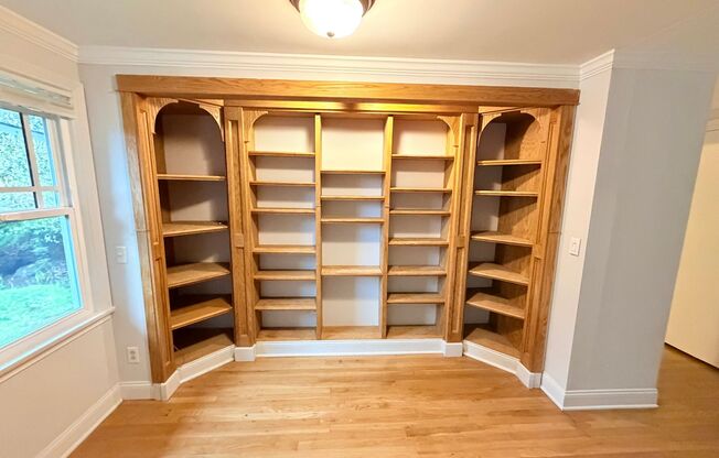 Great 2 bed home, fully fenced backyard in desirable Olympic Hills! Available Now!