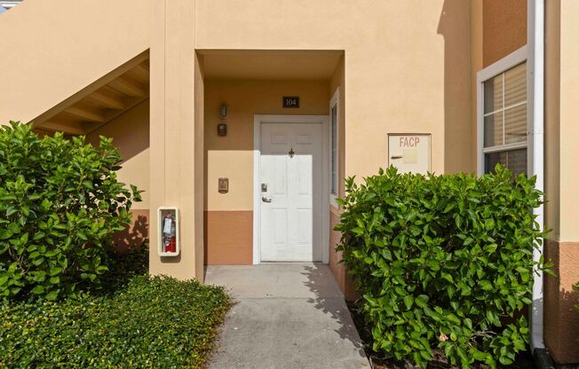 Spacious 2/2 unit available now for annual lease