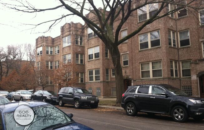 Large Vintage Ravenswood Apts!