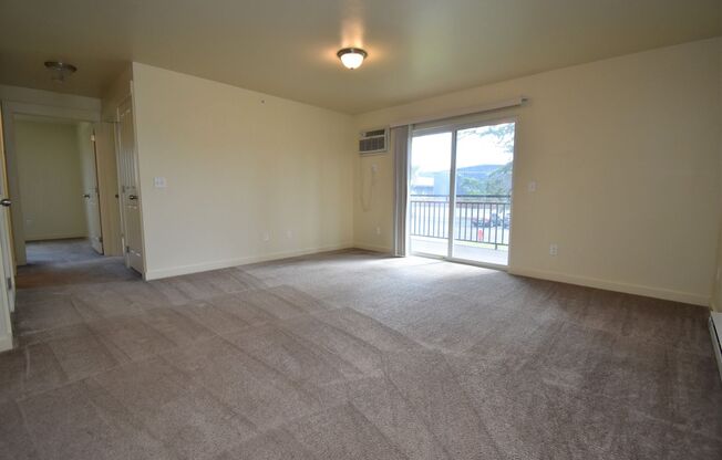Centrally Located Second Floor 2b w/ Private Deck! Close to MSU & Downtown