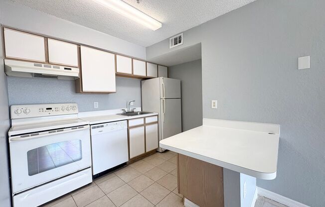 1/1 Condo in Villa Del Sol ~ Gated Comm w/ Resort-Style Amenities!