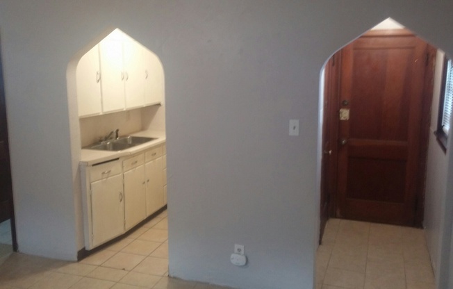 Studio, 1 bath, 400 sqft, $550, Unit 1