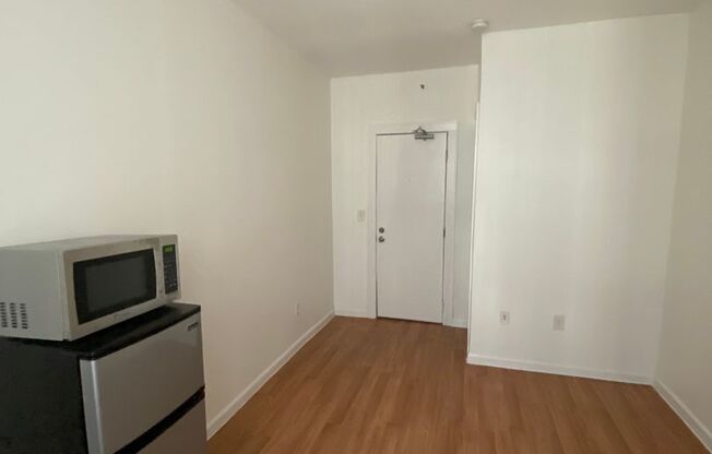 Studio, , 126 sqft, $700, Unit 350