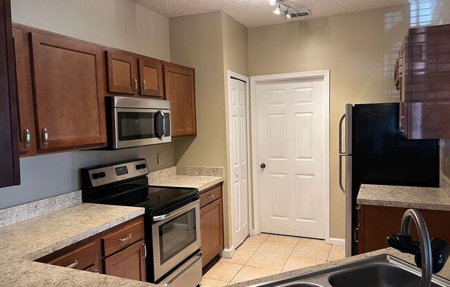 3 beds, 2 baths, $1,700, Unit Unit 1811